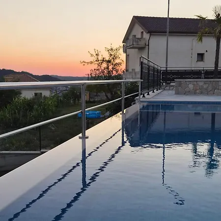 Timi - Modern With Private Pool Near Tirana
